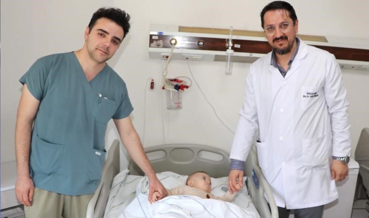 Sürekli ağlayan bebeğin böbreğinden 15 gram taş çıktı