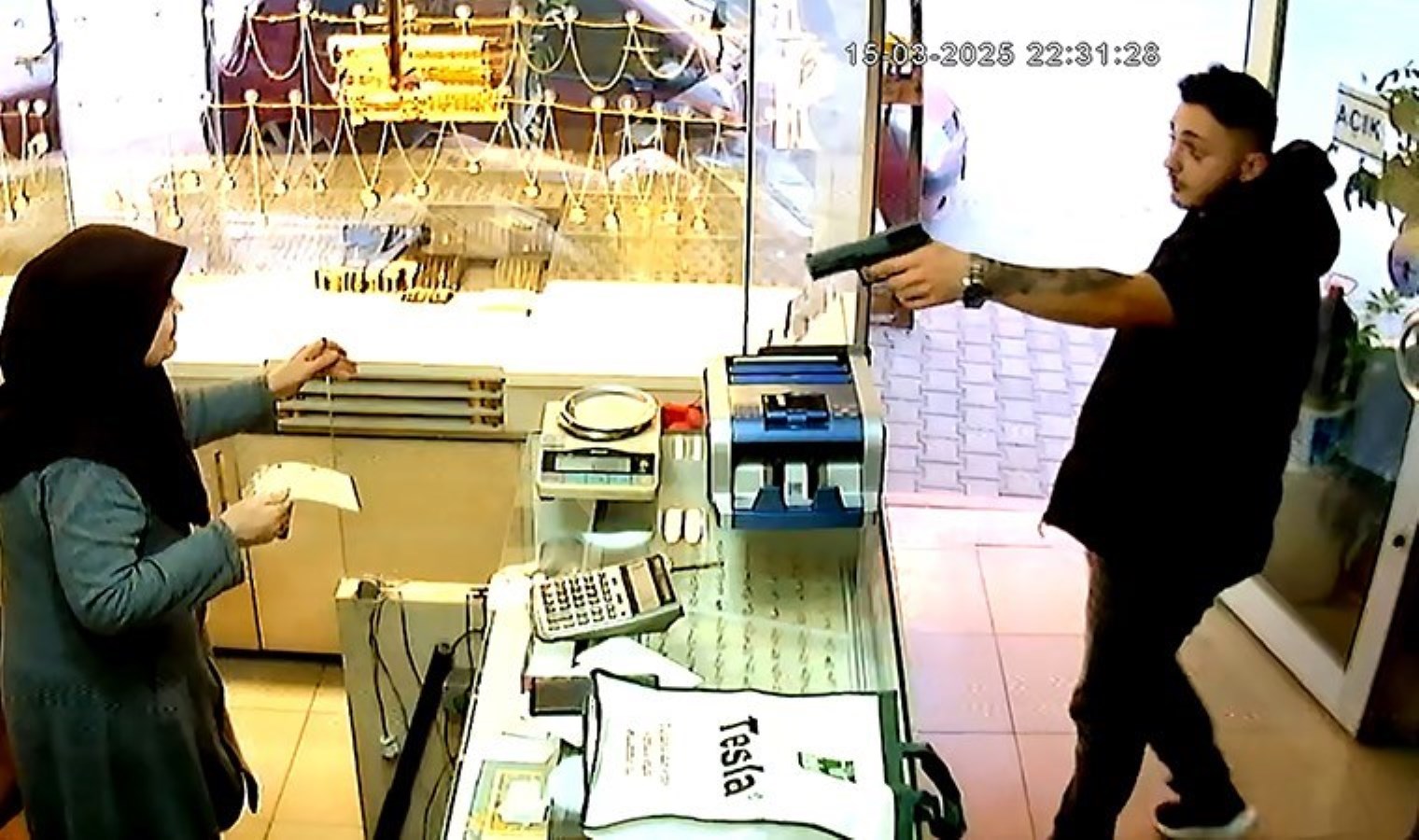 Tabanca ile girip, altın çalmak istediler: Paniğe kapılınca kaçtılar