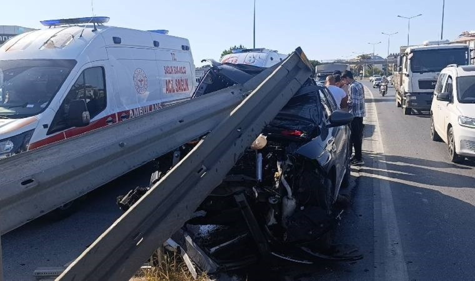 Tali yoldan çıkan araca çarpmamak için bariyerlere çarptı: Yaralılar var!