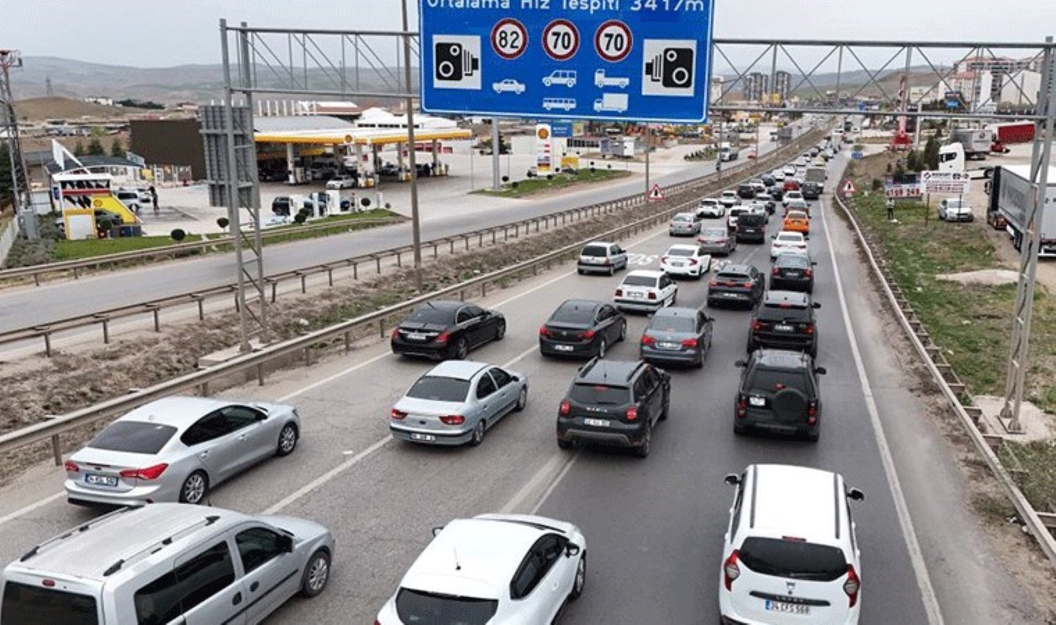 Tatilciler dönüşe geçti: 43 ilin geçiş güzergahında trafik yoğunluğu