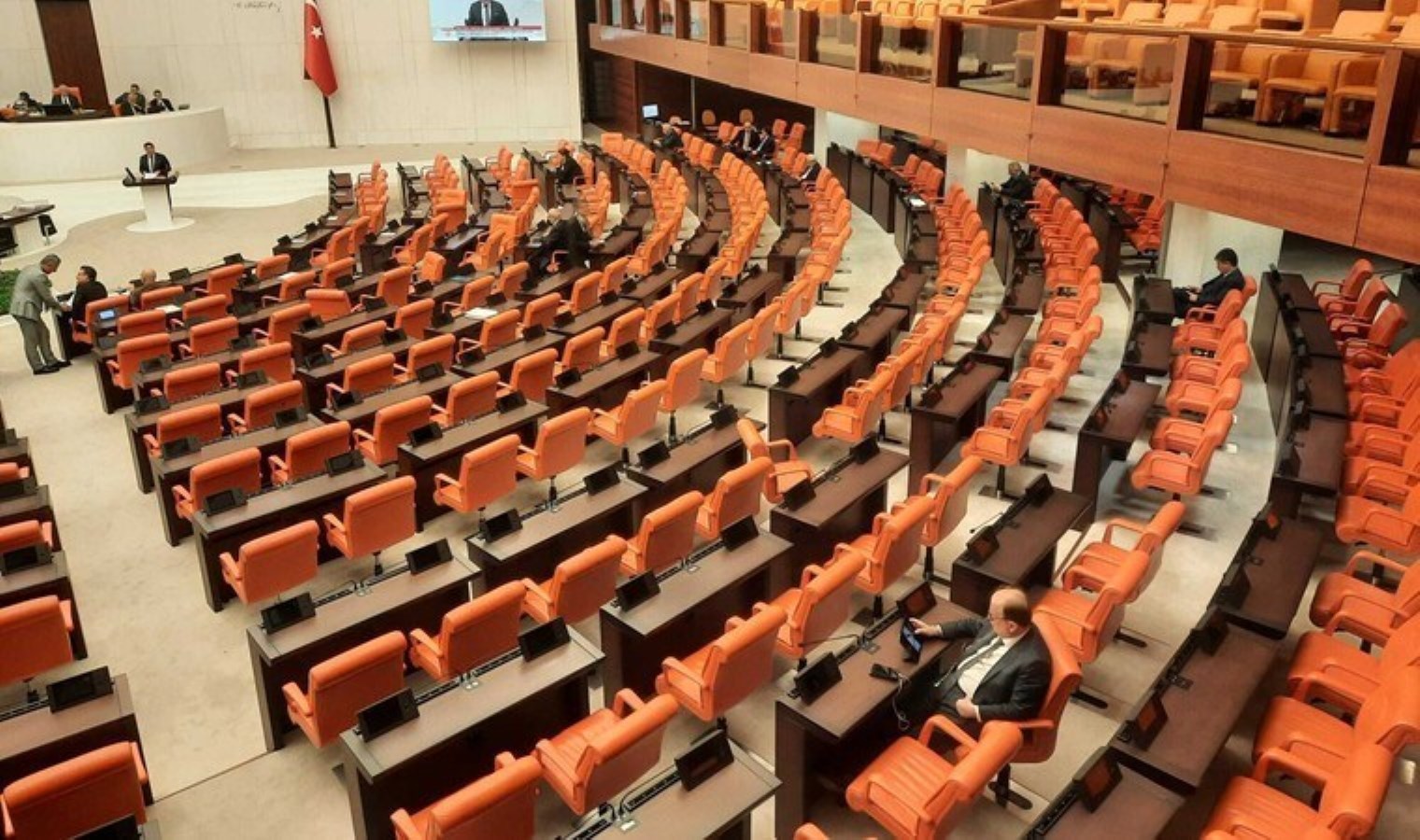 TBMM Genel Kurulu’nda emekli ikramiyesinin de yer aldığı kanun teklifi görüşmeleri: AKP sıraları boş kaldı!