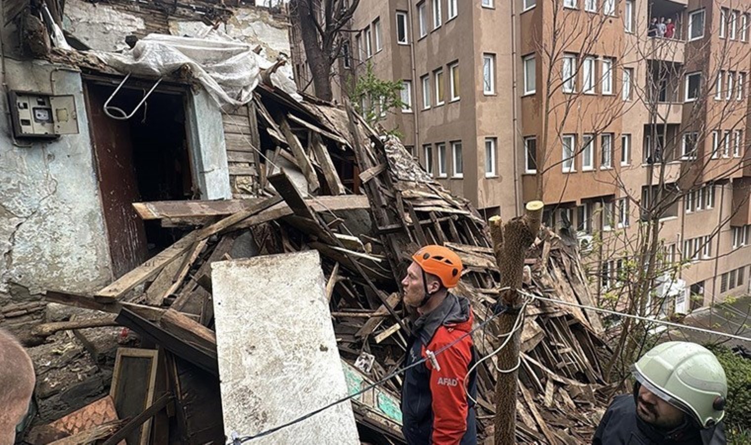 Tekirdağ’da panik anları: 2 katlı ahşap ev çöktü!