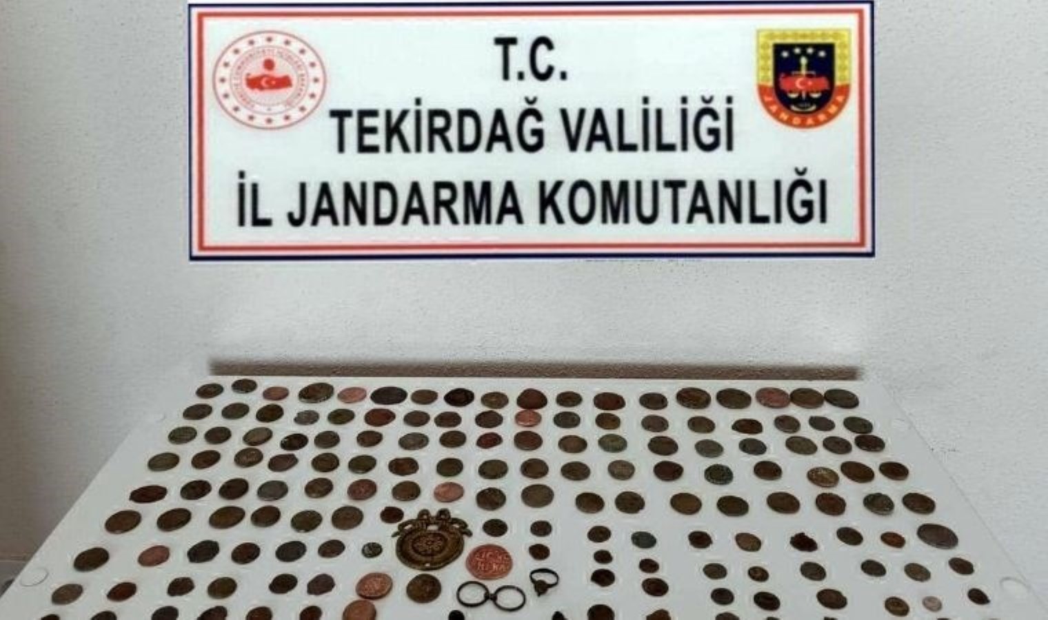 Tekirdağ’da tarihi eser operasyonu: 184 sikke ele geçirildi