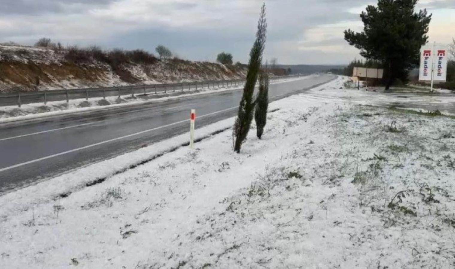 Tekirdağ’da yağan dolu kar manzarası oluşturdu