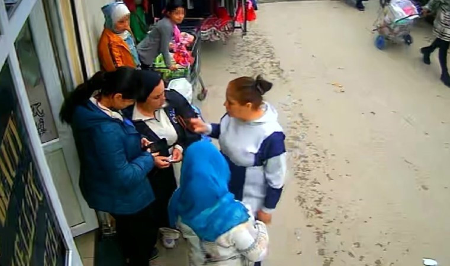 Telefonu çaldı kılıftaki 200 doları alıp, sahibine geri verdi!