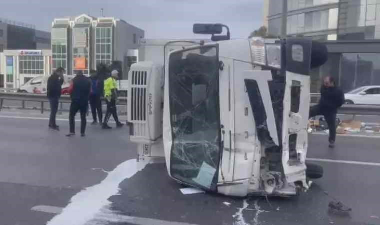 TEM Otoyolu’nda kamyonet devrildi: Yol trafiğe kapandı!