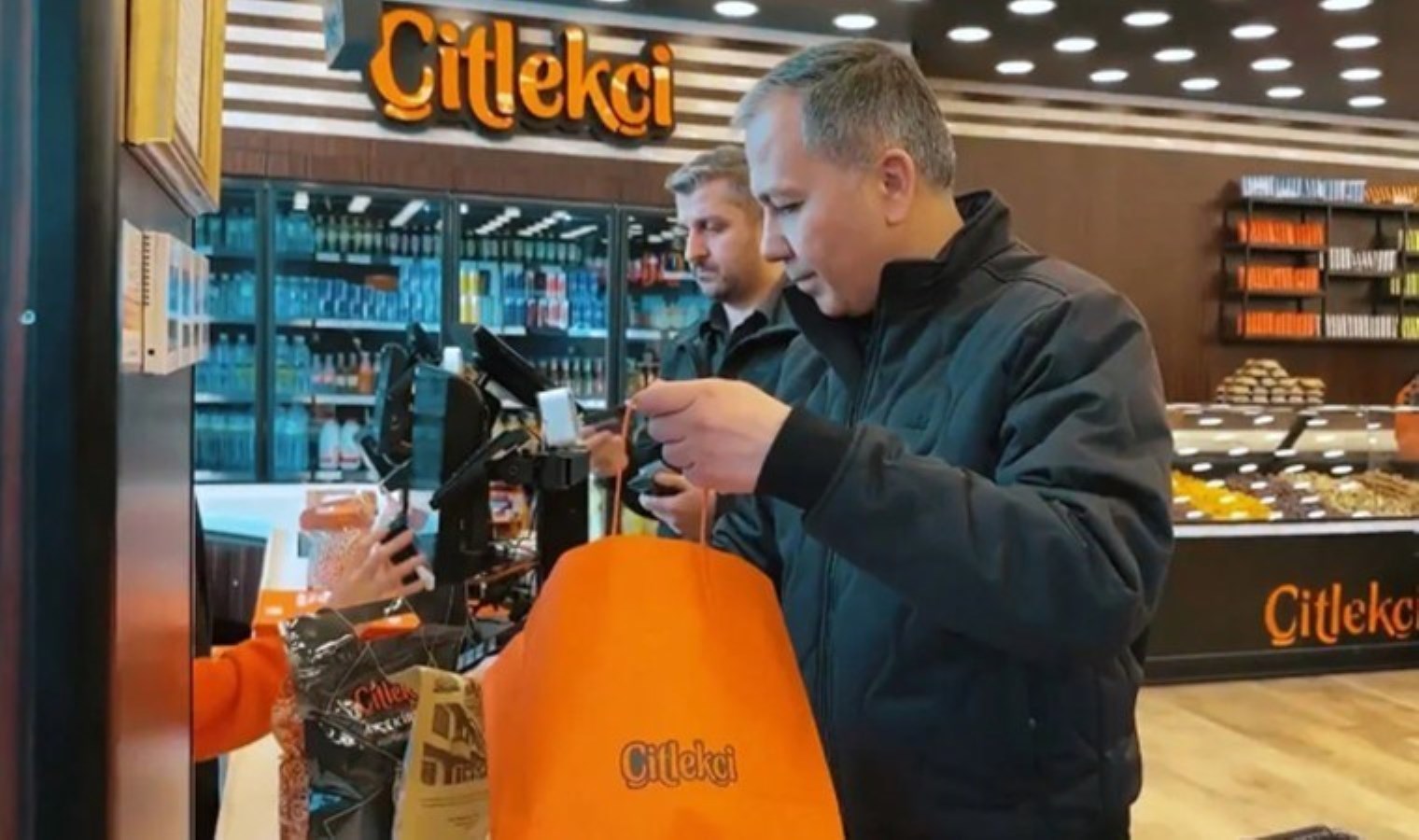 Ticaret Bakanı Bolat’ın ardından… Ali Yerlikaya da boykota karşı alışverişe çıktı