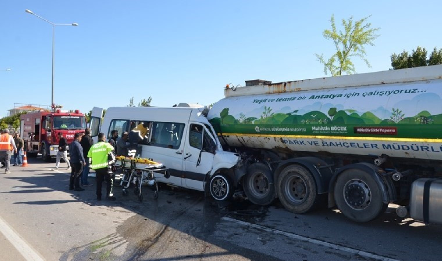 Tur minibüsü, sulama tankerine çarptı: 5’i turist 6 yaralı