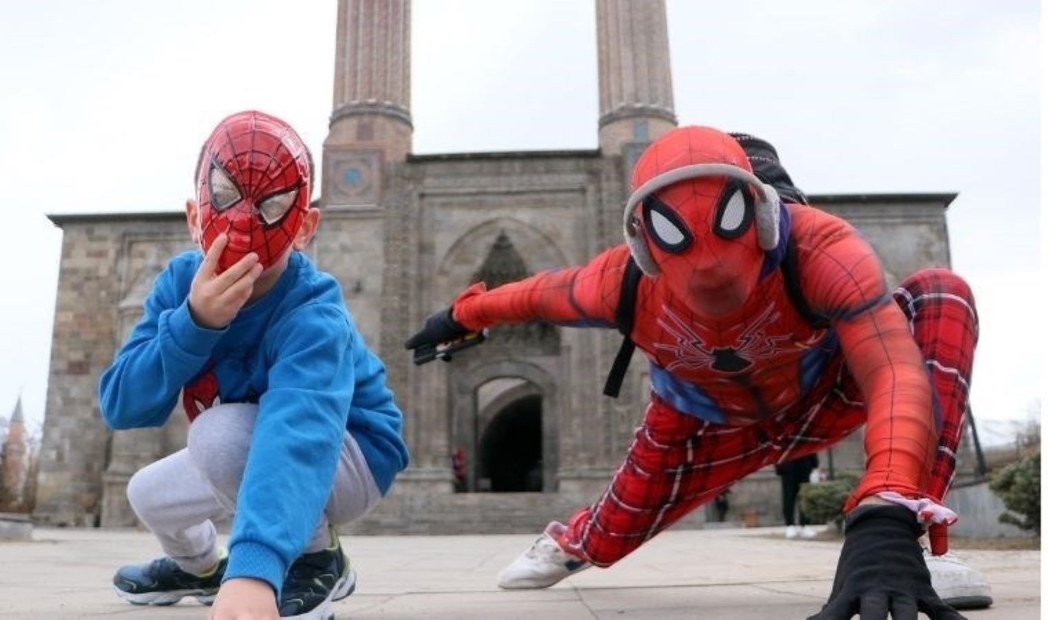 Türkiye’yi gezen ‘Örümcek Adam’, Erzurum’da