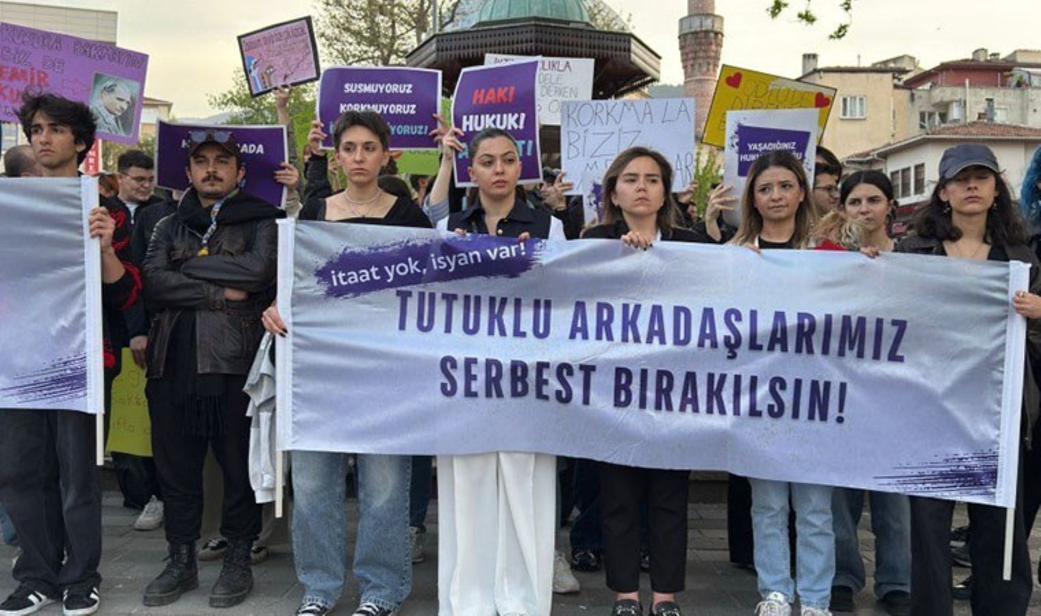 Tutuklu öğrencilerin serbest bırakılması için yapılan eylemde iki genç gözaltına alındı