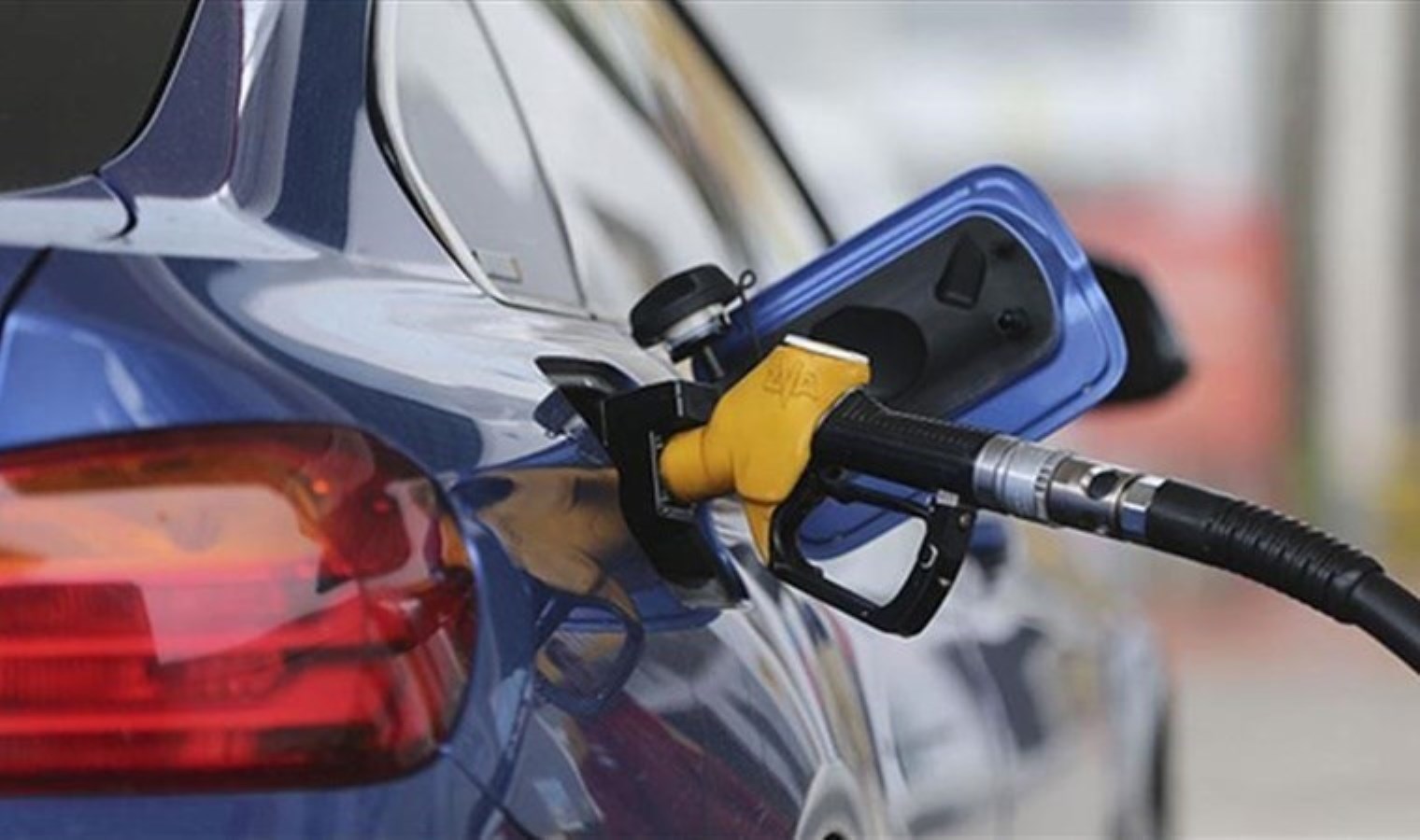 Ünlü ekonomist duyurdu: Benzine yapılacak dev zam iptal edildi!