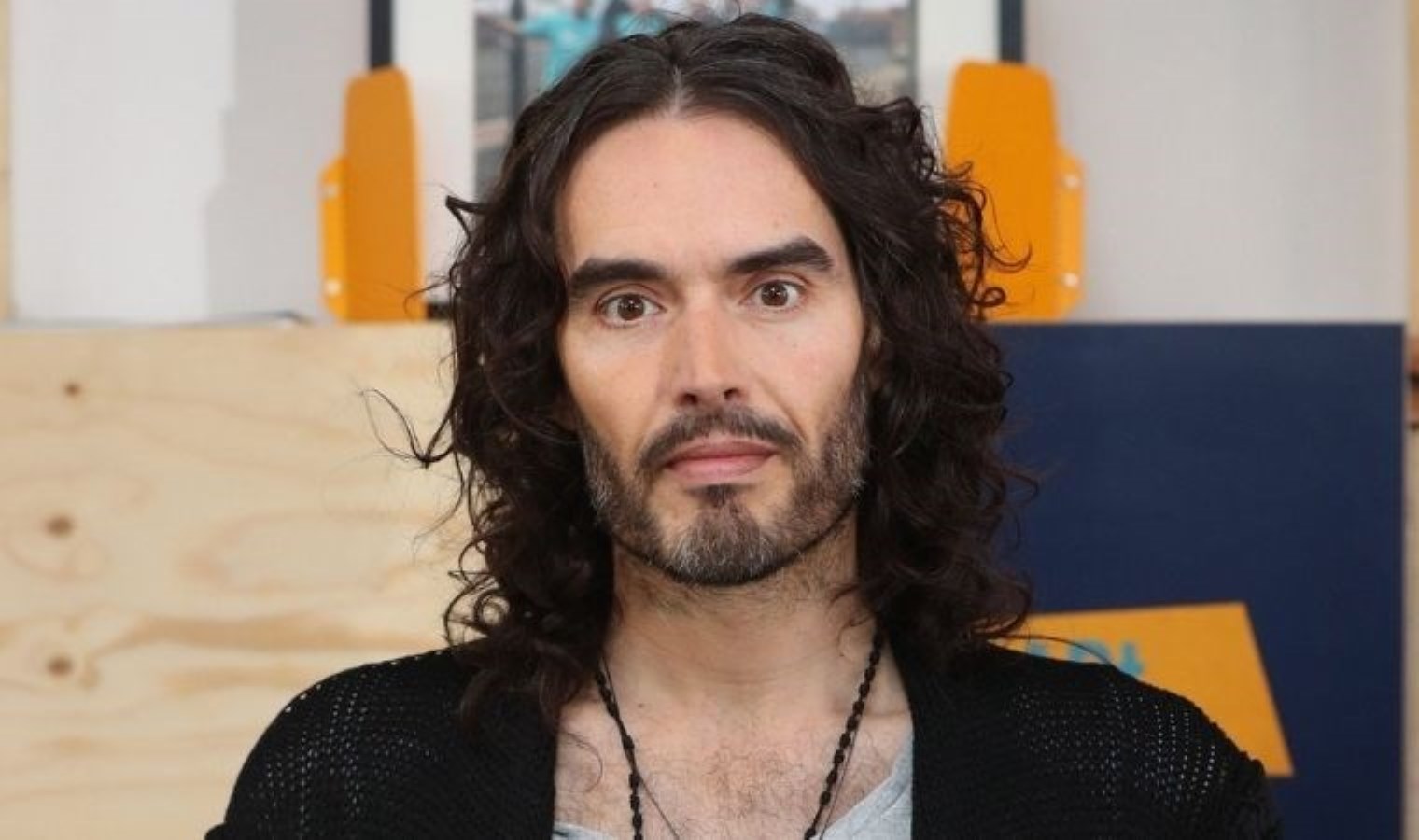Ünlü komedyen Russell Brand’e cinsel saldırı suçlaması: Hakim karşısına çıkacak!