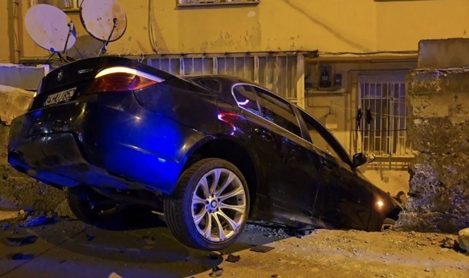 Üsküdar’da araç evin bahçesine girdi, şoför kaçtı!