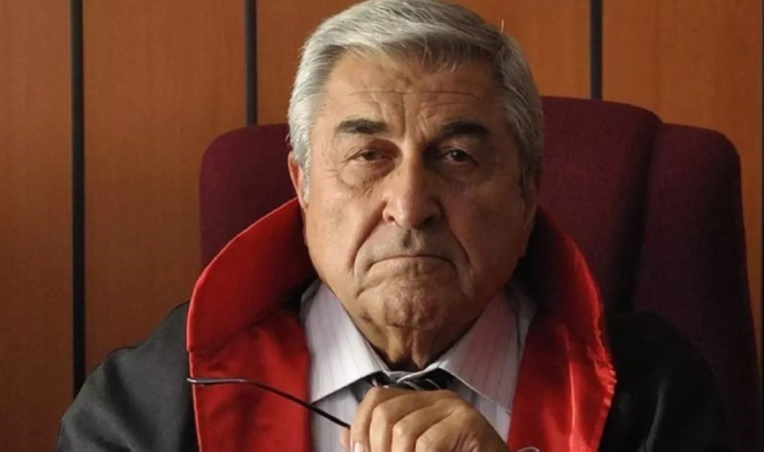 Usta oyuncu Cihat Tamer, protestolara katılan gençlere seslendi