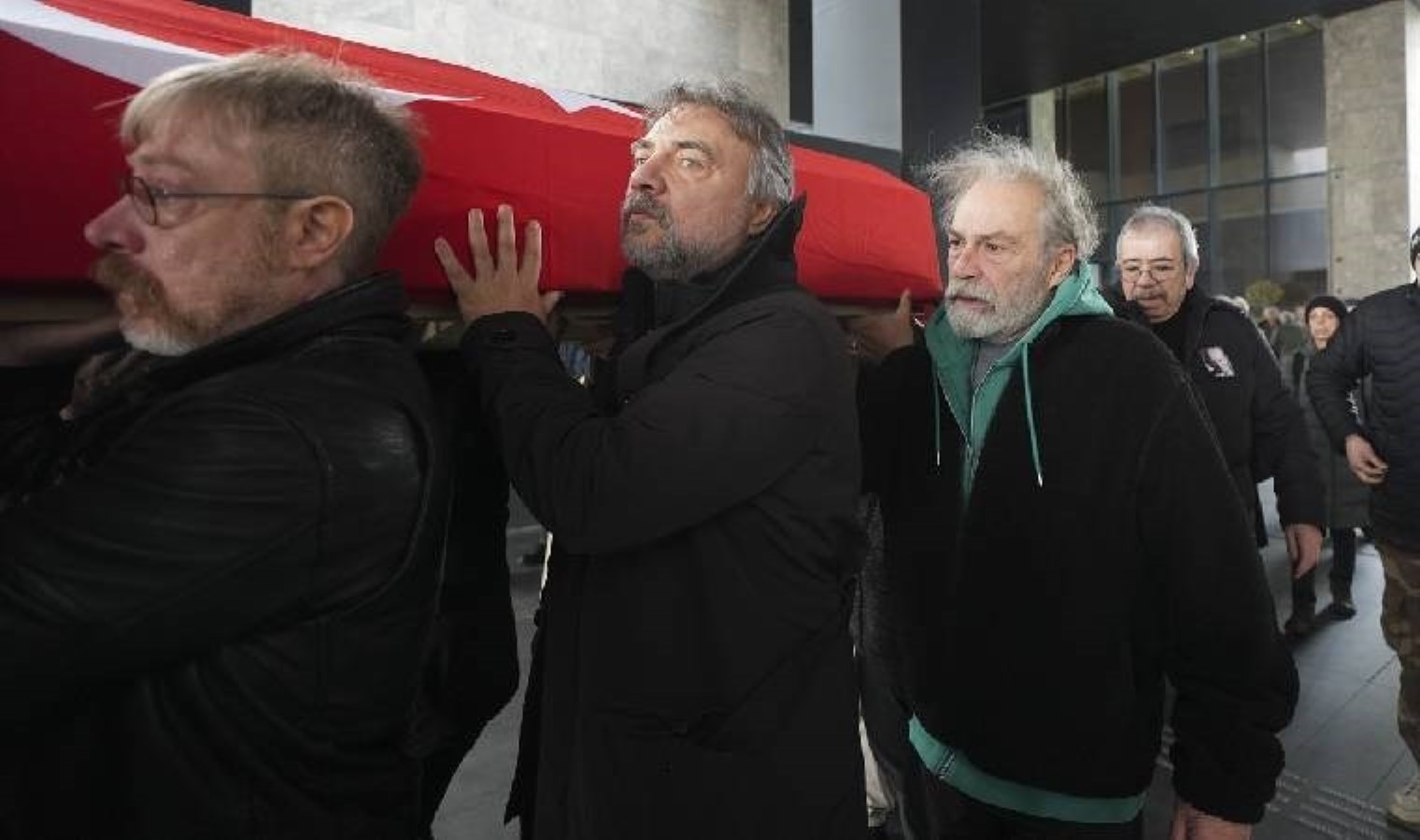 Usta yazar, yönetmen, oyuncu Ahmet Levendoğlu son yolculuğuna uğurlandı: ‘En başta tiyatrocu’