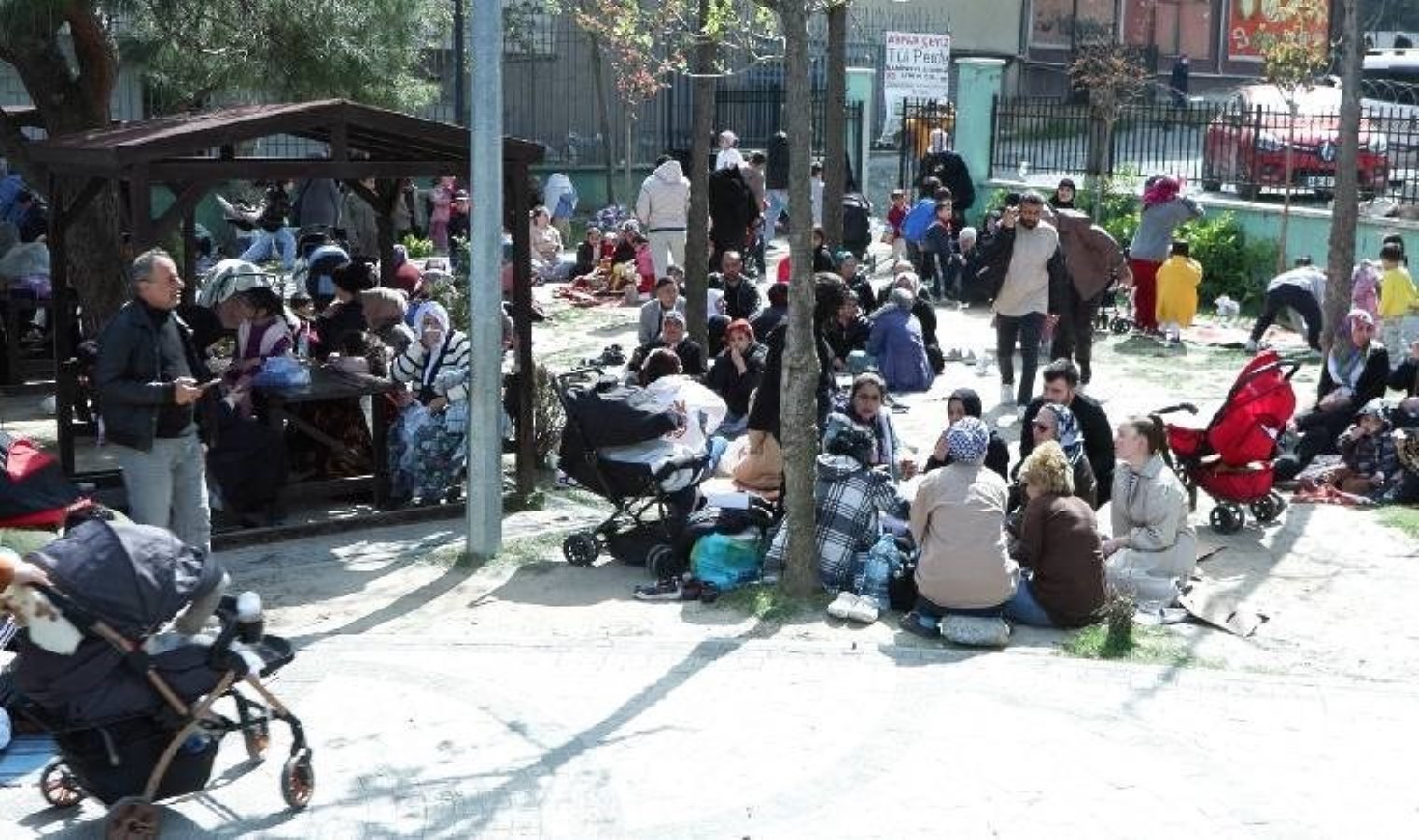 Valilik duyurdu: Okul bahçeleri, spor salonları ve camiler yurttaşların kullanımına açıldı!