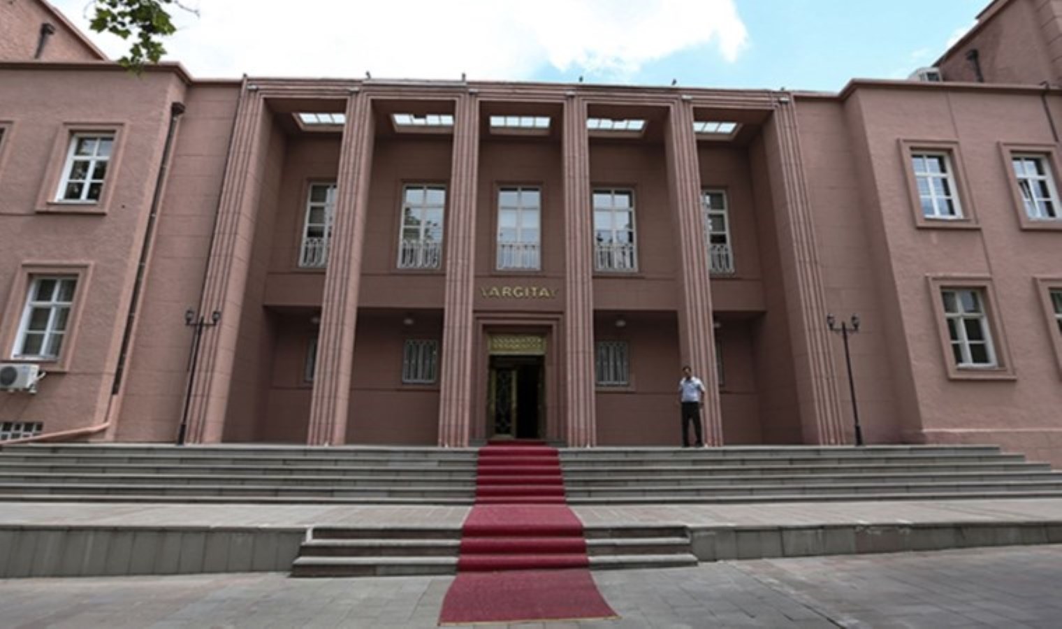 Yargıtay’dan emsal karar: Fırlatılan armut ‘silah’ sayıldı!