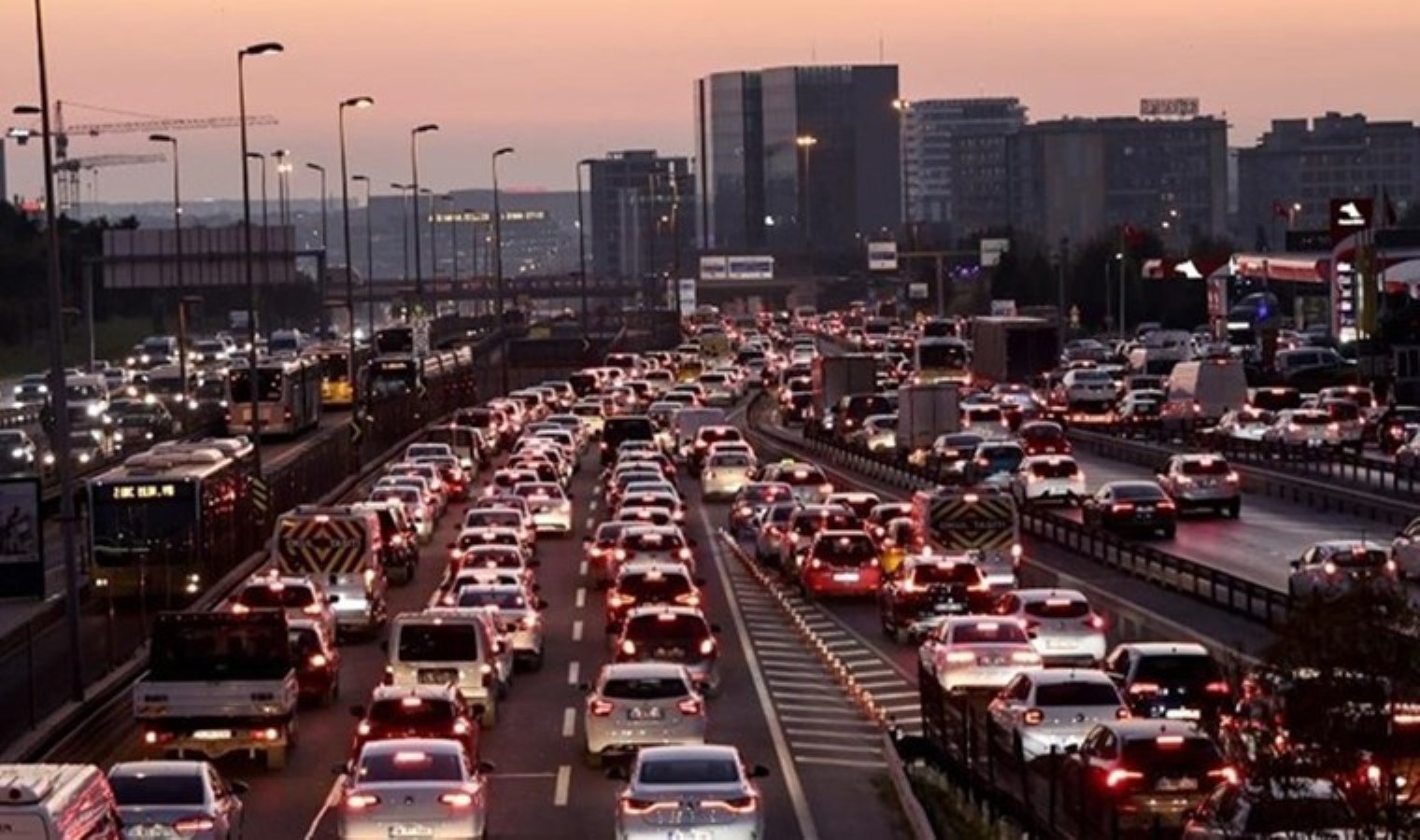 Yollar kilitlendi! İstanbul trafiğinde ‘yağmur’ etkisi: Yoğunluk yüzde 80’e ulaştı!