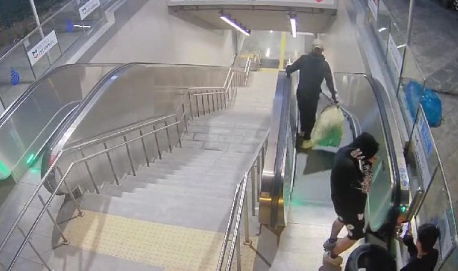 Yürüyen merdivene çöp ve lastik attılar: İBB suç duyurusunda bulundu