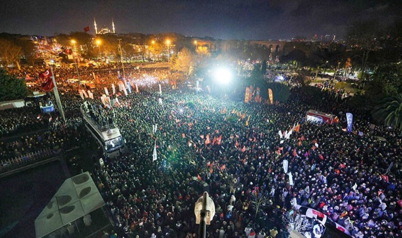 Yüzbinler Saraçhane’de: Milyonlar ekran başında… İmamoğlu’nun yayını rekor izlendi
