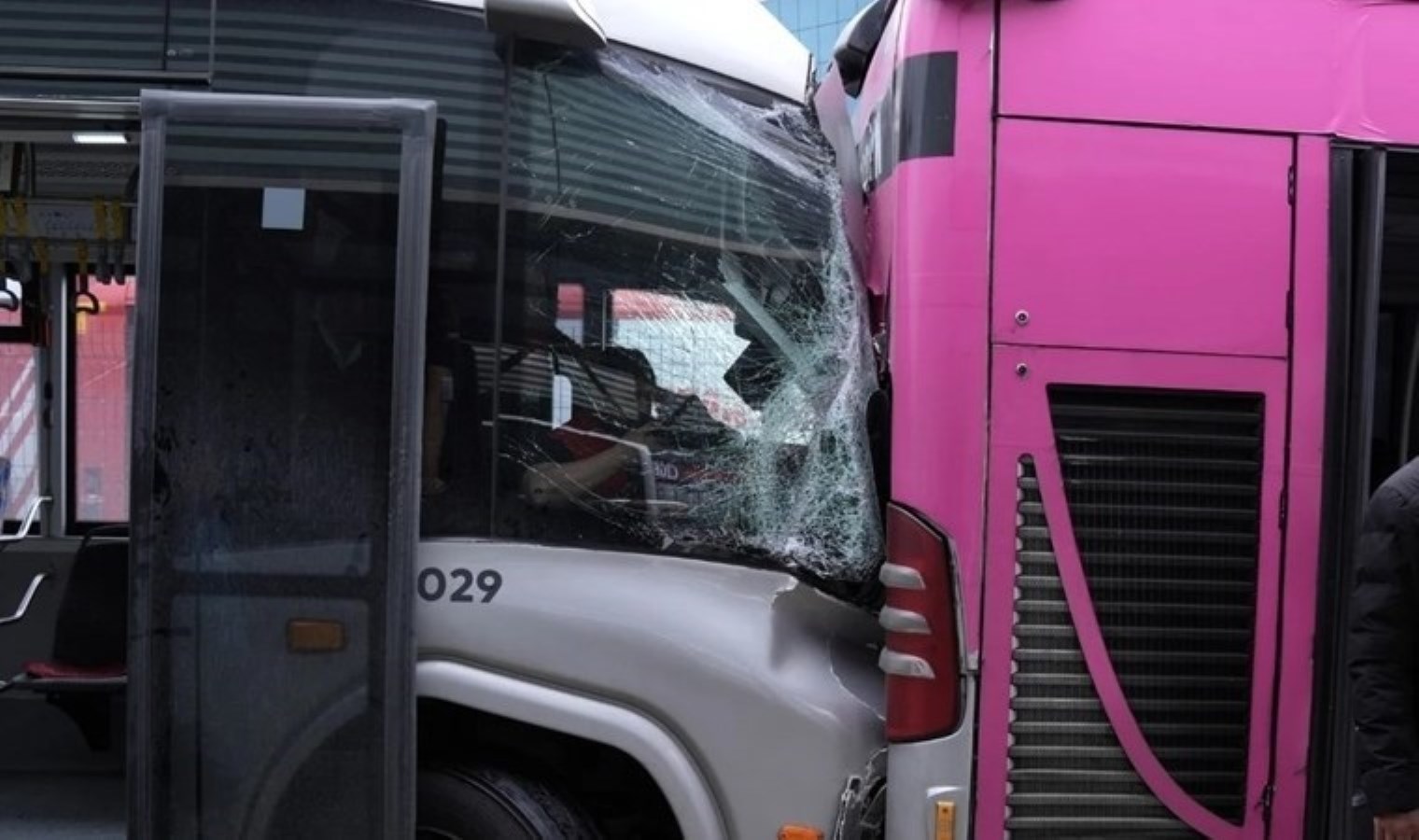 1 kişi ölmüş 40 kişi yaralanmıştı… Beylikdüzü’ndeki metrobüs kazasında yeni görüntüler ortaya çıktı!