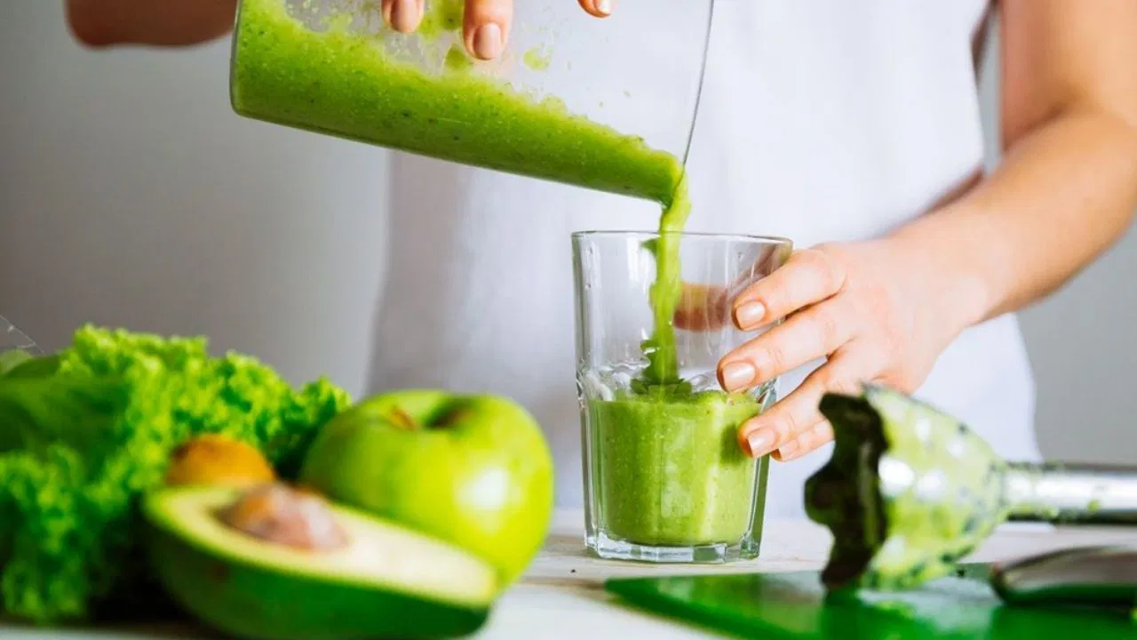 1 litre suyla karıştırıp için: Göbekte biriken yağları eritiyor