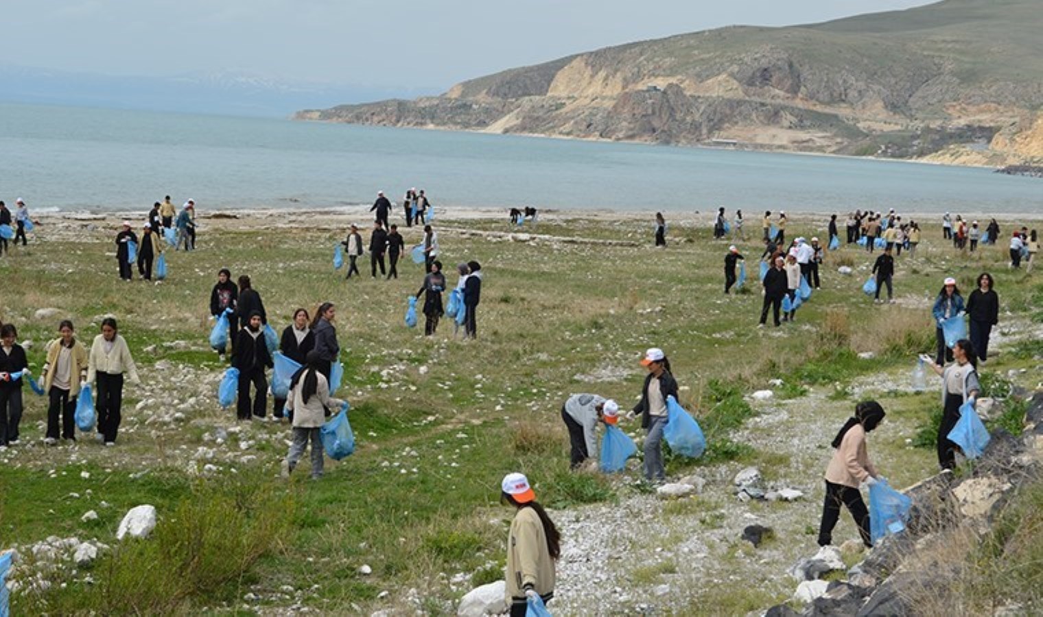 2 saat sürdü… Van Gölü sahilinde temizlik: 3 kamyon dolusu çöp çıktı