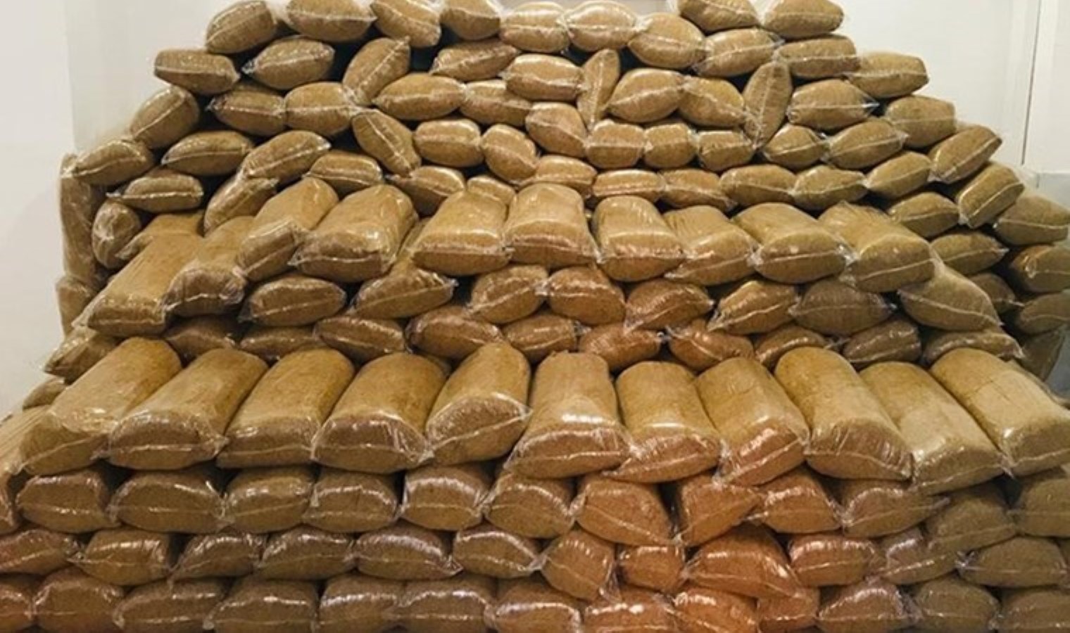 Adana’da ‘gümrük kaçağı tütün’ ele geçirildi: Tam 3 ton 100 kilogram…