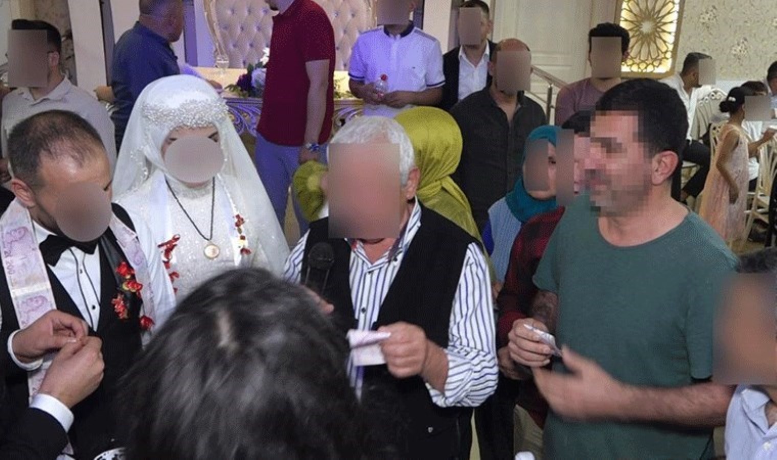 Adana’da şoke eden olay: Davetsiz düğüne gitti, pasta yedi, takıları çaldı!