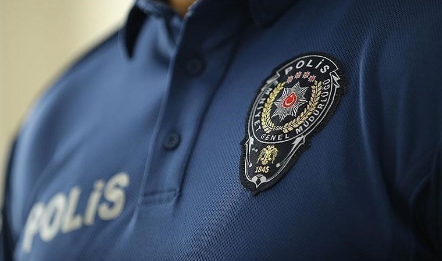 Adana’da vicdanları sızlatan olay! Depremde ölenlerin ‘altınlarını’ zimmetine geçiren polis ihraç edildi!