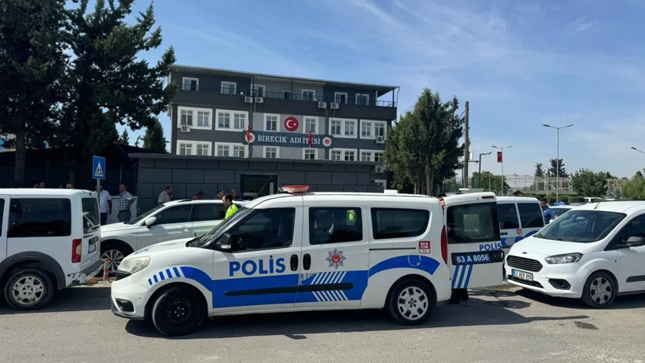 Adliye önünde taşlı ve sopalı kavga: 5 yaralı