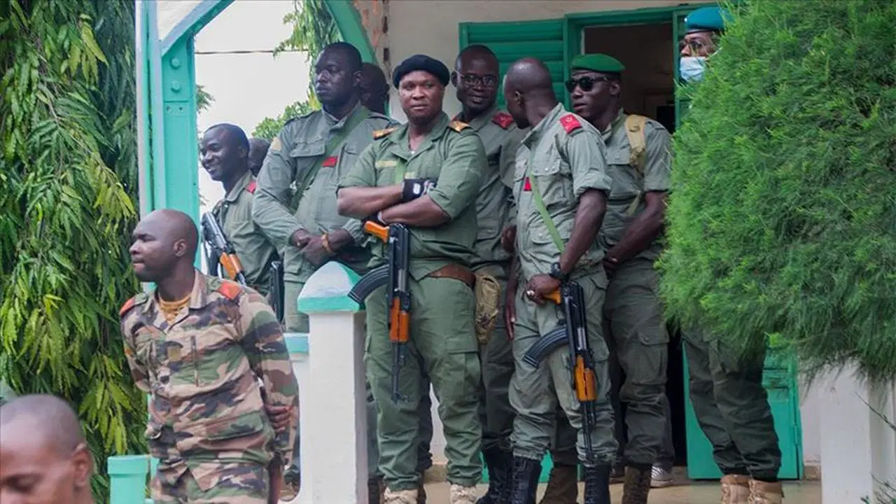 Afrika ülkesinde siyasi partilerin faaliyetleri askıya alındı