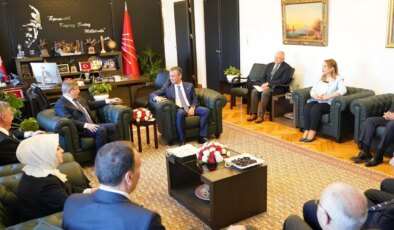 Ahmet Davutoğlu, Özgür Özel’i TBMM’de ziyaret etti