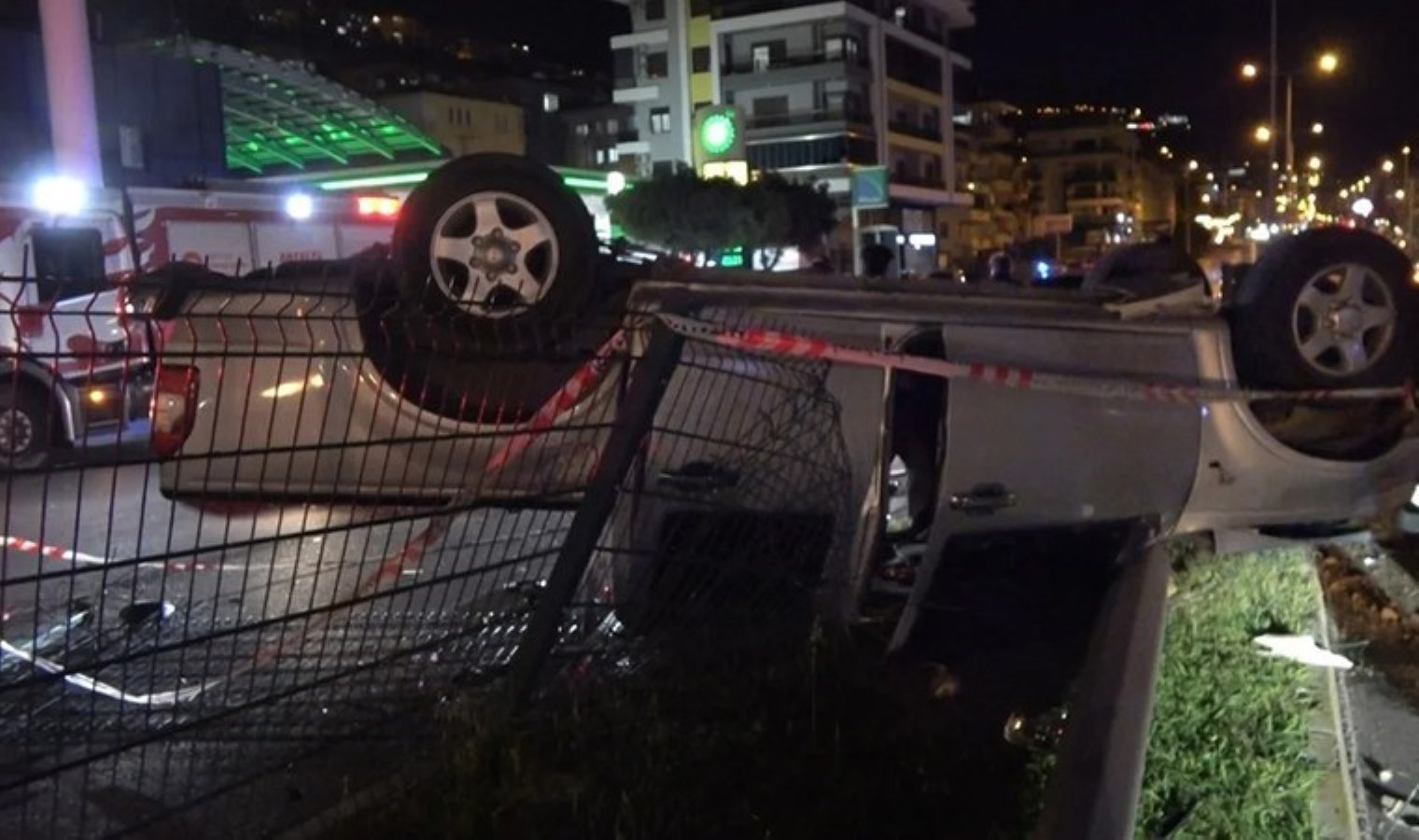 Alanya’da faciadan dönüldü! Takla atan otomobil hurdaya döndü: 2 yaralı