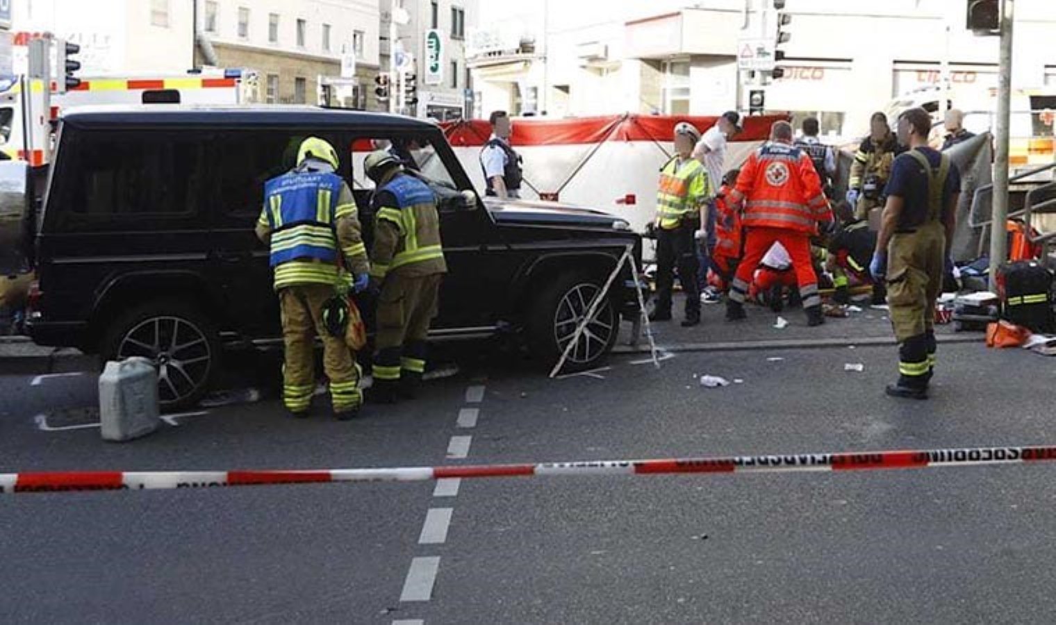 Almanya’da araç kalabalığa daldı, çok sayıda yaralı var
