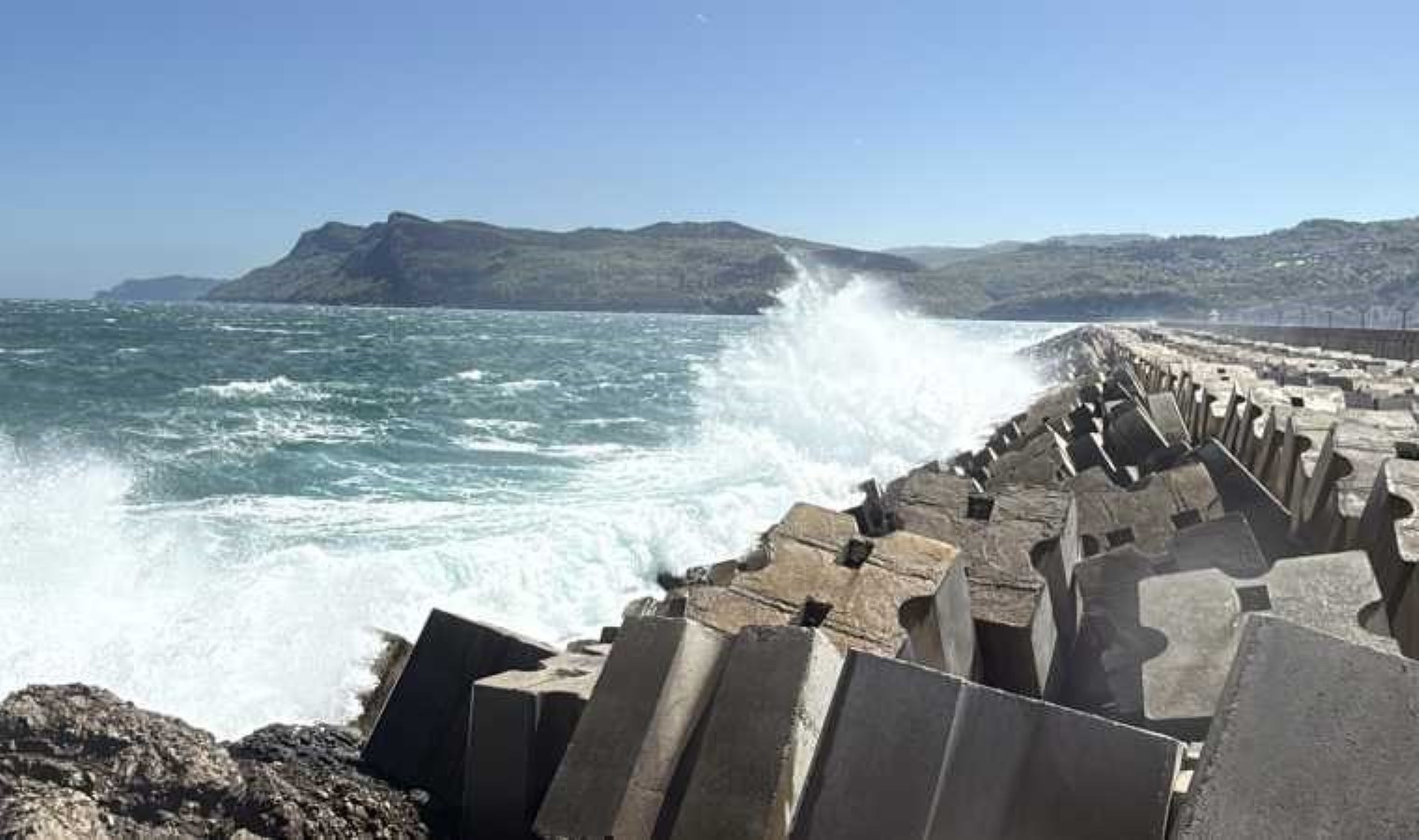 Amasra’da fırtına; dalga boyu 5 metreye ulaştı, helikopter piste güçlükle indi
