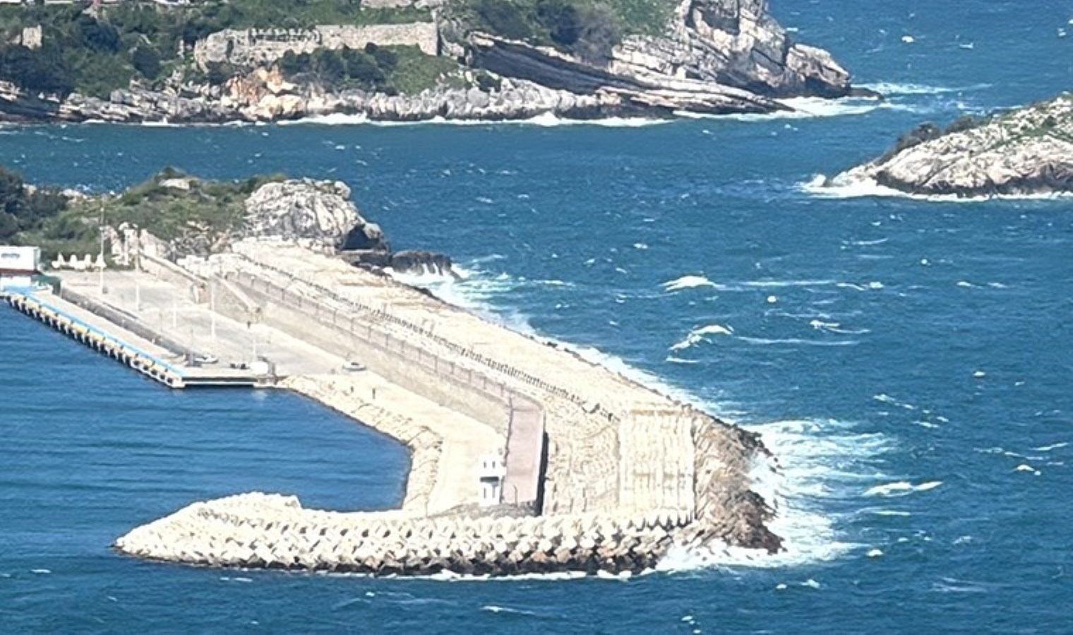 Amasra’da fırtına: Dalga boyu 5 metreye ulaştı, helikopter piste güçlükle indi