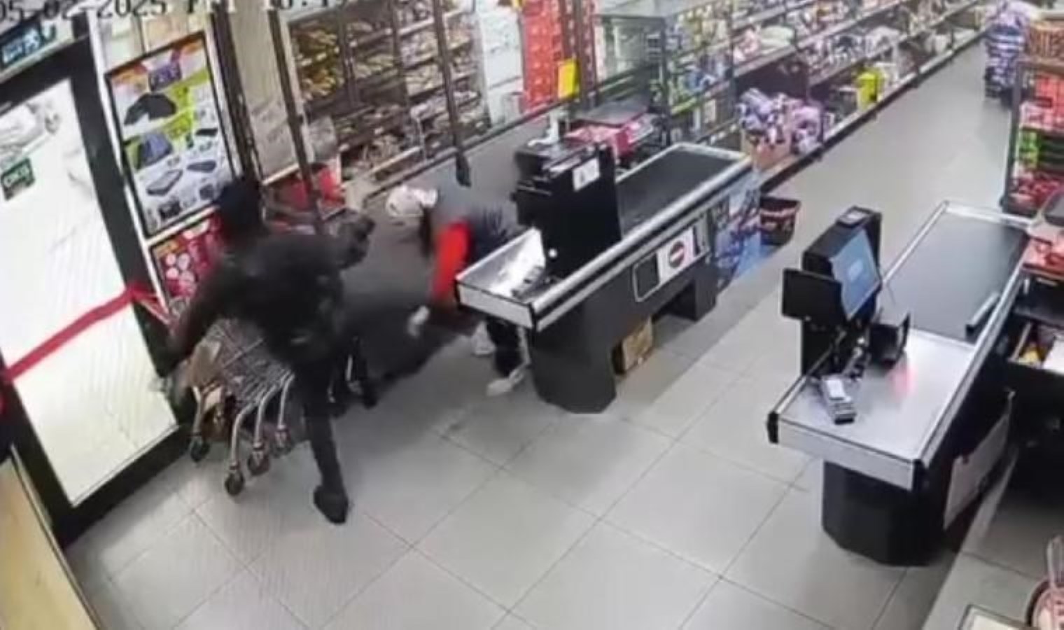 Anbean kaydedildi… Kasiyer kadın darbedildi!