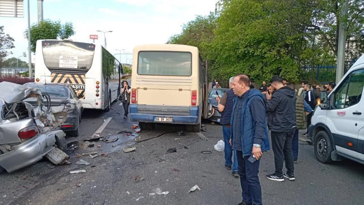 Ankara’da minibüs, kırmızı ışıkta bekleyen araçlara çarptı: 14 yaralı