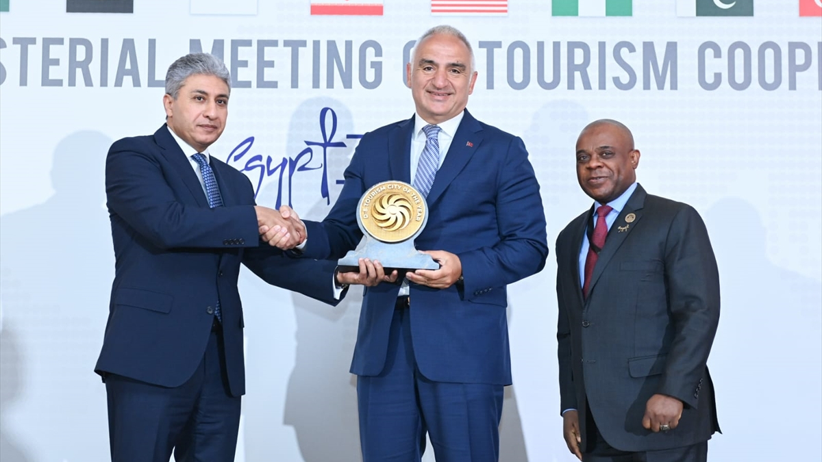 Antalya, D8 ‘Yılın Turizm Şehri Ödülü’nü aldı