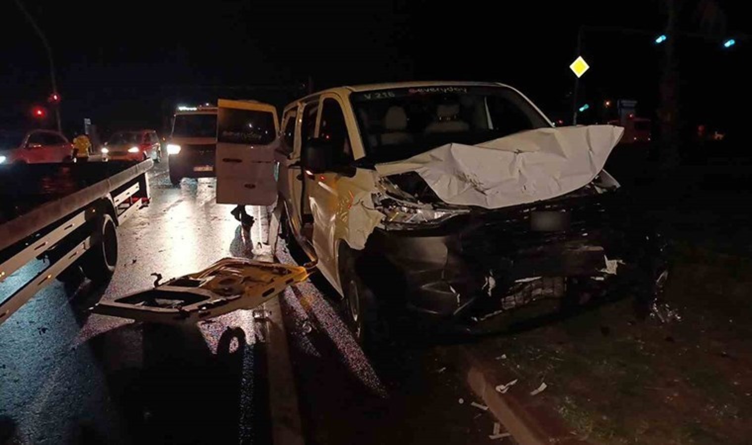 Antalya’da aynı firmaya ait 2 tur aracı çarpıştı: Çok sayıda yaralı…