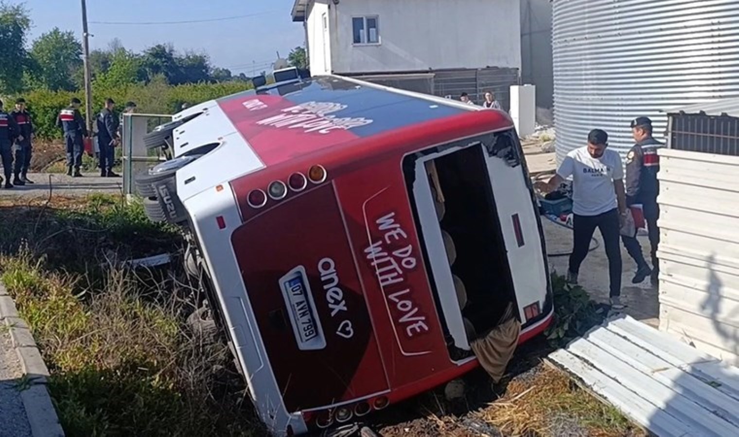 Antalya’da faciadan dönüldü! Tur midibüsü devrildi, Rus uyruklu 18 turist yaralandı