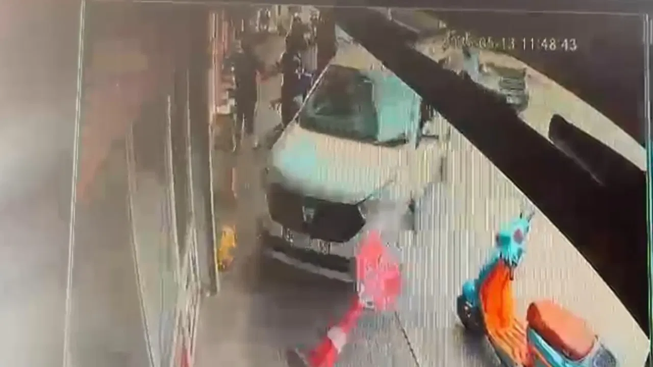 Araç bisikletliye çarpıp kaldırıma çıktı… Yayalar son anda kurtuldu!
