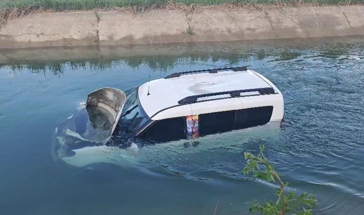 Aracıyla suluma kanalına uçtu, yardımları reddetti