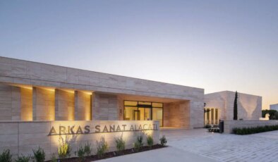 Arkas Sanat Alaçatı’da sorgulatan sergi: ‘Sahnelenmiş’ yüzleşme…