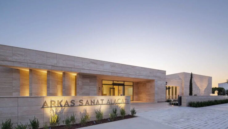Arkas Sanat Alaçatı’da sorgulatan sergi: ‘Sahnelenmiş’ yüzleşme…