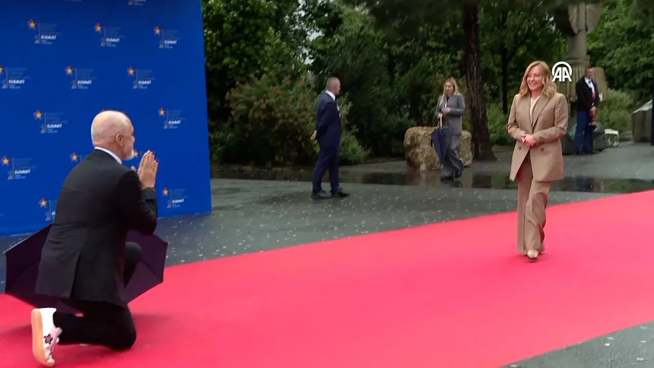 Arnavutluk Başbakanı Edi Rama İtalya Başbakanı’nı dizleri üzerinde karşıladı