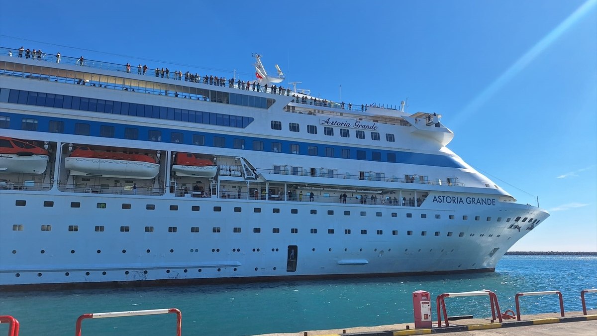 ‘Astoria Grande’ isimli kruvaziyer Antalya Limanı’nda