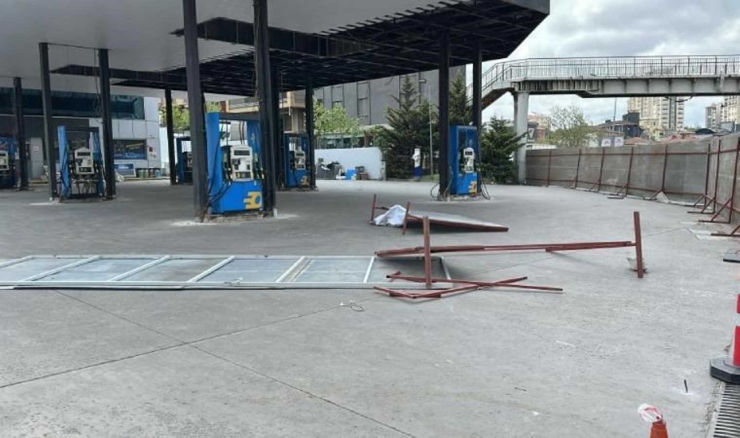 Ataşehir’de rüzgarda uçan panolar üzerine düştü: Yaralandı!