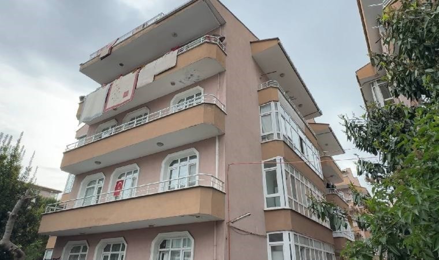 Avcılar’da 6.2’lik depremde çatlaklar oluşan bina tahliye edildi!